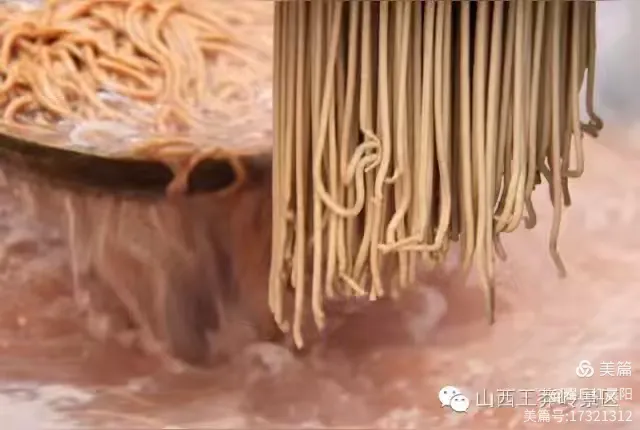 忆思故乡情意浓,纯味乡土饸饹面。小丘红岩赵玉才,自压饸饹纯味正。……文/小丘红岩耀丘红晨阳柴岁书